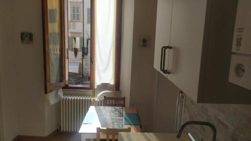 a narrow hallway with a window and a stair case at Camere con bagno privato in centro a Spoleto in Spoleto
