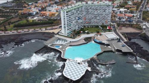 eine Luftaufnahme eines Hotels und des Ozeans in der Unterkunft Altagay, apartamento con impresionantes vistas al mar y a El Teide in Punta del Hidalgo