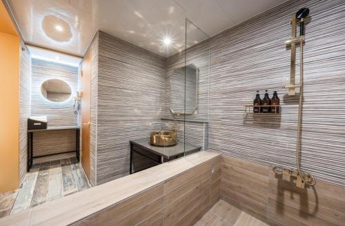 a bathroom with a shower with bottles of wine at Hotel Ravi in Seoul