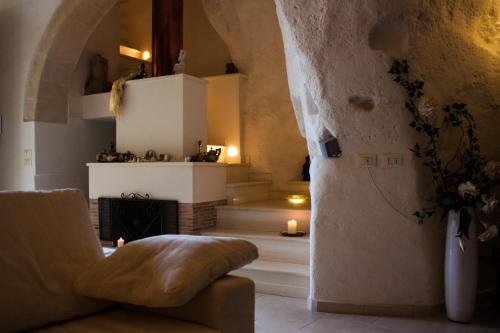 ein Wohnzimmer mit einem Sofa und einem Kamin in der Unterkunft Corte San Biagio,29 in Matera