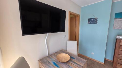 a living room with a flat screen tv on a wall at Strandburg, das smarte Penthouse in ÜckeRitz mit PKW Stellplatz! in Ueckeritz