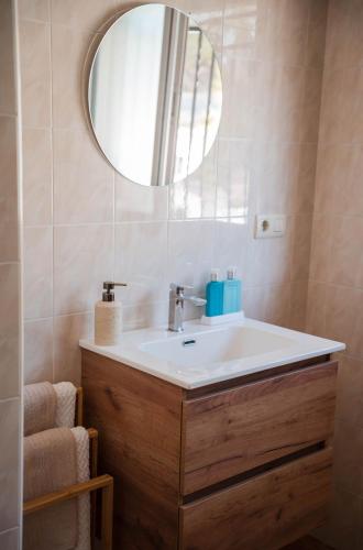 a bathroom with a sink and a mirror at La casa Zamora in Totana