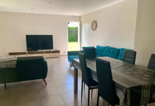 Televisyen dan/atau pusat hiburan di Maison au calme proche de Bordeaux