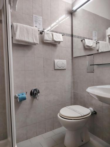 Bilik mandi di Hotel Ai Tufi