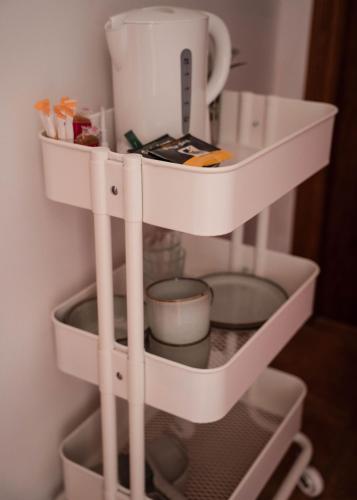 a shelf in a kitchen with a mixer on it at La casa Zamora in Totana