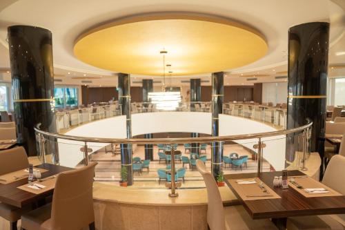 Ein Restaurant oder anderes Speiselokal in der Unterkunft Vintro Inn - Nozha Aqua Park 