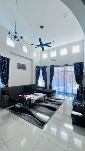 a living room with a couch and a ceiling at Homestay Anak Mem Senah in Muar in Gua Sai