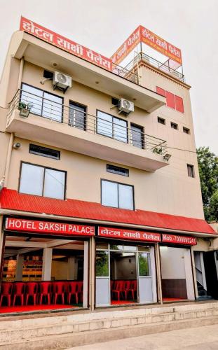 ein Gebäude mit roten Stühlen davor in der Unterkunft Hotel Sakshi Palace in Rewa