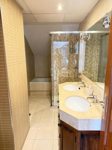 a bathroom with two sinks and a shower at Luz del Sur in Antequera