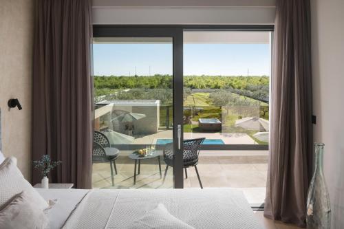 a bedroom with a bed and a view of a patio at Beautiful Villa Scallop in Podlug