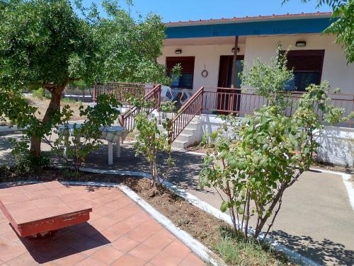 Zahrada ubytování Christos House, New Vrasna