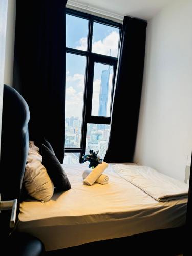 Postel nebo postele na pokoji v ubytování Crystal Suites At Axon Residence