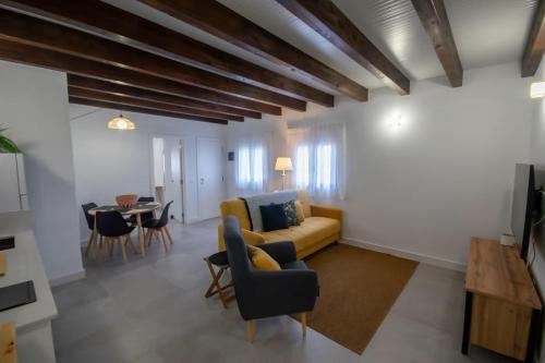 Μια τηλεόραση ή/και κέντρο ψυχαγωγίας στο Apartamentos Marmolejos