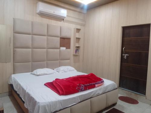 Ένα ή περισσότερα κρεβάτια σε δωμάτιο στο PLAY HOTEL SWEET RESIDENCY couple friendly