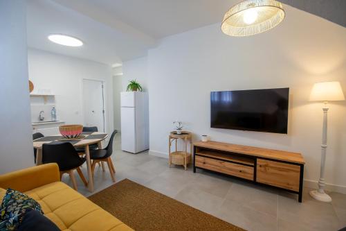 Μια τηλεόραση ή/και κέντρο ψυχαγωγίας στο Apartamentos Marmolejos