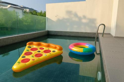 Πισίνα στο ή κοντά στο Pool Heaven Christian Retreat, swimming pool, Jacuzzi, gym, BBQ