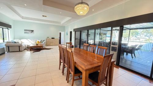 Ruang duduk di Waterlink Retreat