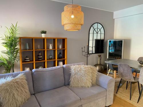a living room with a couch and a table at Marina Pool & Sea in Páteo