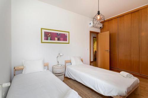 a bedroom with two beds and a closet at Marina Pool & Sea in Páteo