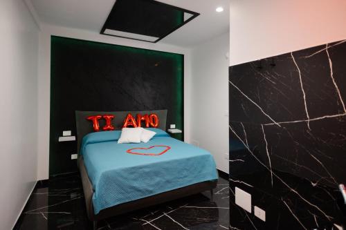 a bedroom with a bed with the word itmo on it at Diamond Suite - Appartamento con Idromassaggio - Molfetta in Molfetta