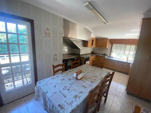 ビーゴにあるÁtico con vistas y aparcamiento gratuitoのテーブル、テーブルクロス付)