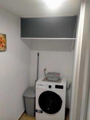 a small room with a washing machine in a bathroom at Casa Vacanze ALeoFra in Taranto