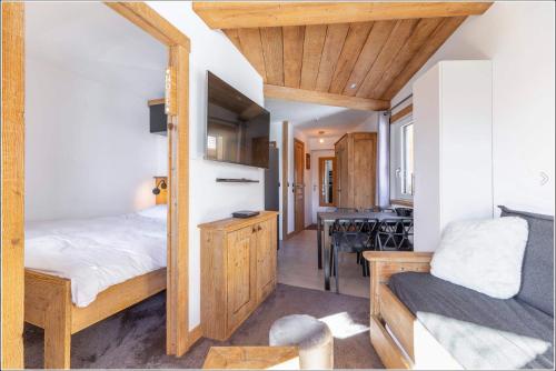 モルジヌにあるAvoriaz 1800 - Tilia appartement de charmeのベッドとダイニングルームのある寝室