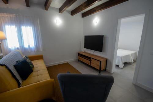 Μια τηλεόραση ή/και κέντρο ψυχαγωγίας στο Apartamentos Marmolejos