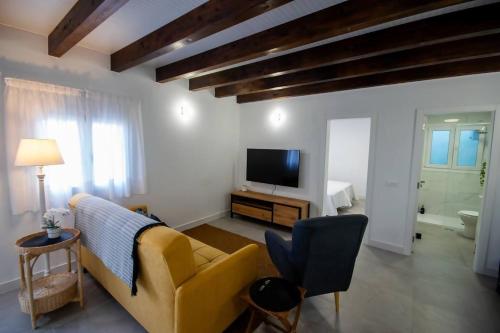 Μια τηλεόραση ή/και κέντρο ψυχαγωγίας στο Apartamentos Marmolejos