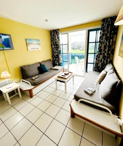 Posezení v ubytování Appartement grande terrasse sur golf accès piscine
