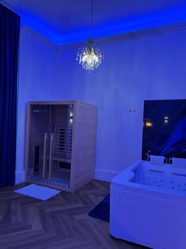 a living room with a couch and a chandelier at Evasio Suite in Sedan