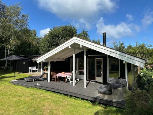 Aed väljaspool majutusasutust Idyllic Cabin close to Beach & Amazing Nature