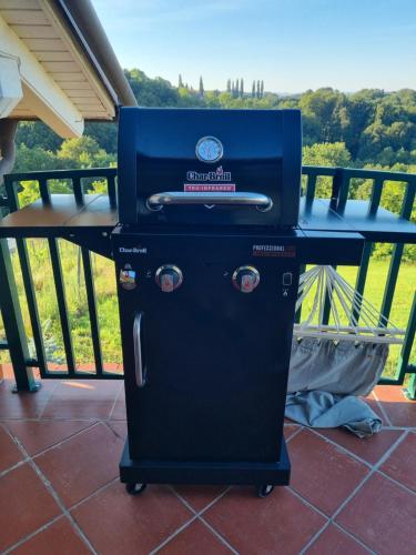 a grill sitting on top of a patio at Romantisches Kellerstöckl - Jeruzalem in Ivanjkovci