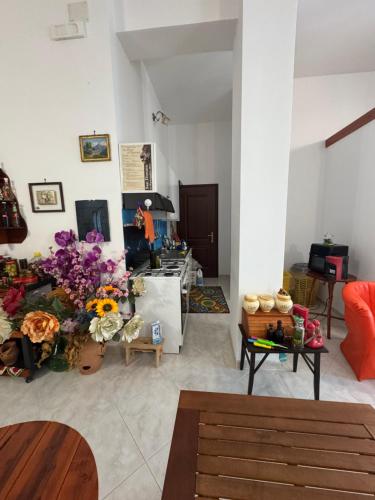a living room with flowers on the floor at L'Oasi in Auletta