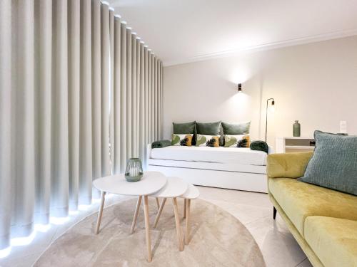 ein Wohnzimmer mit Sofa und Tisch in der Unterkunft Apartment Vila Marachique Sunlime Stay in Alvor