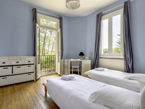 a bedroom with two beds and a window at Villa Familiale près du Moulleau et Plage des Arbousiers avec Grand Jardin et Terrasse - FR-1-433-18 in Arcachon