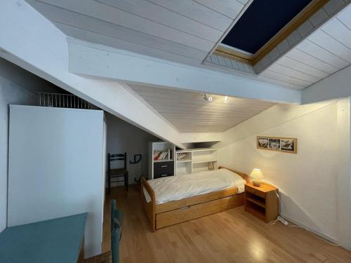 Un dormitorio con una cama y un techo. en T3 Duplex avec Piscine, Tennis, Parking et Terrasse à Soustons - FR-1-379-78, en Soustons