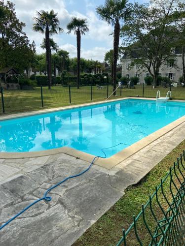 Kolam renang di atau dekat dengan Château l'haurie with large garden, swimming pool and games room