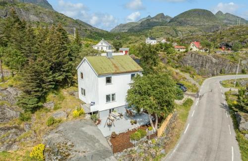 una vista aérea de una casa blanca al lado de una carretera en Sophiehuset- Cozy oceanview home, en Sørvågen