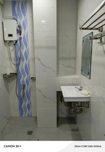 a bathroom with a sink and a mirror at EPM Tower Hotel and Events Place in Alfonso