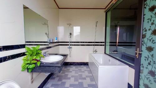 a bathroom with a sink and a tub and a toilet at Ninh Binh Kong's Homestay in Nguyên Ngoại