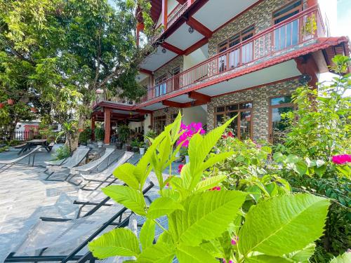 a garden with pink flowers and a building at Ninh Binh Kong's Homestay in Nguyên Ngoại