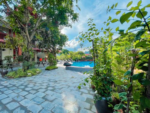 a courtyard with a swimming pool and some plants at Ninh Binh Kong's Homestay in Nguyên Ngoại