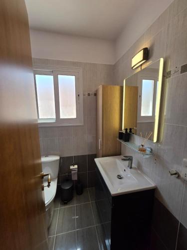 Ένα μπάνιο στο Ithaki Garden Cozy 1BR Apartment Universal