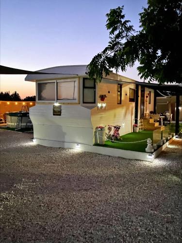 Nefeli's Dollhouse Caravan 3 minutes from Geroskipou Beach