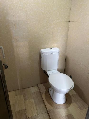 ein Badezimmer mit einer weißen Toilette in einer Kabine in der Unterkunft Baguio city RAJS transient in Baguio City