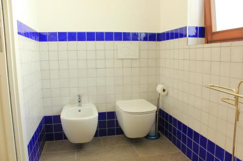 a bathroom with a toilet and a urinal at Villa Savi in Bergamo