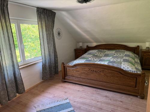 Un dormitorio con una cama y una ventana grande. en Haus Leiner, 