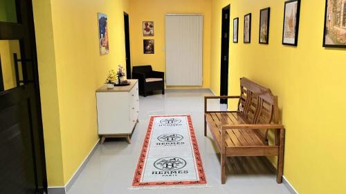 Een zitgedeelte bij Jenessa's Bedsite, Suite 90 sqm, Aircon, 5G Wifi, Netflix