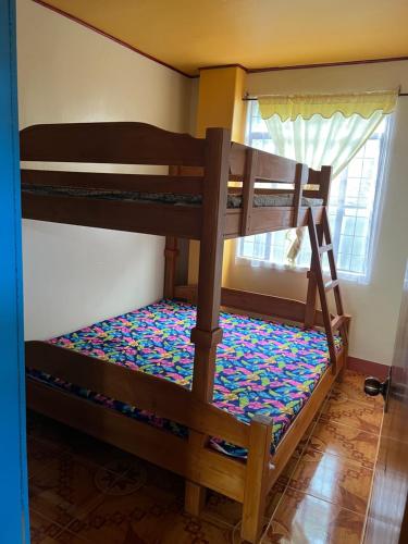 ein Schlafzimmer mit zwei Etagenbetten in einem Zimmer in der Unterkunft Baguio city RAJS transient in Baguio City